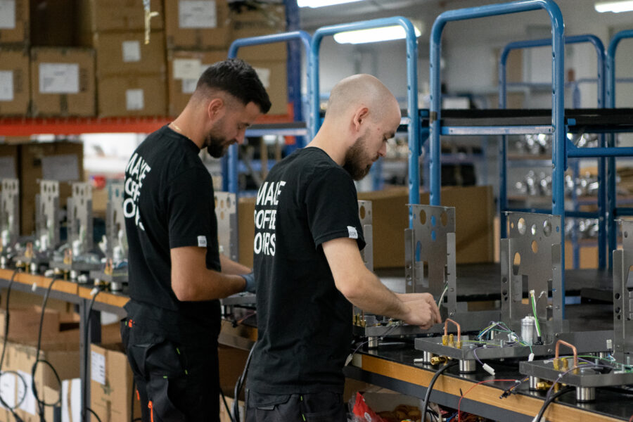 Mit SAP Business One arbeiten Mitarbeitende bei ECM und Profitec effizienter.