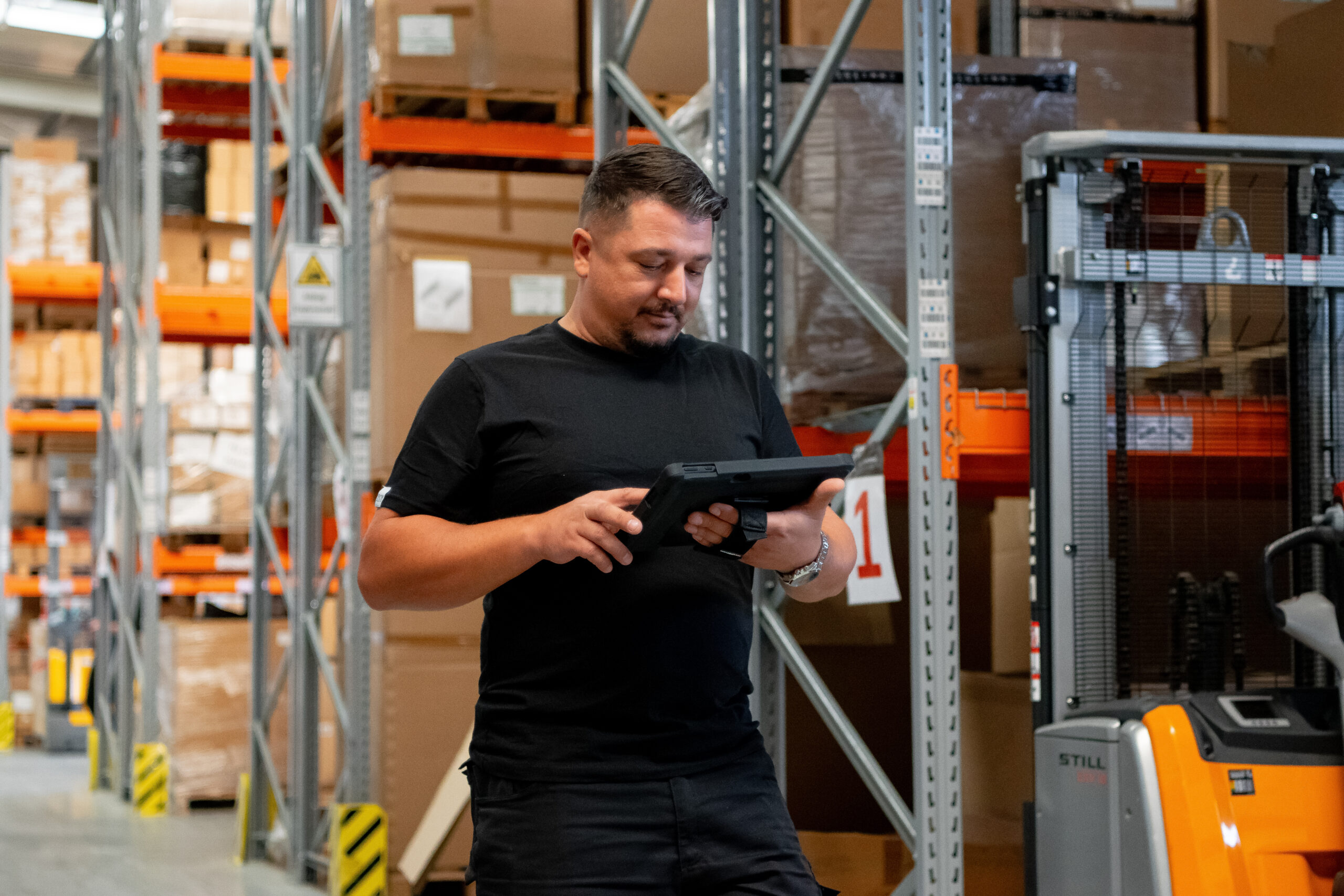 Mitarbeiter bedient SAP Business One im Lager des mittelständischen Unternehmen ECM