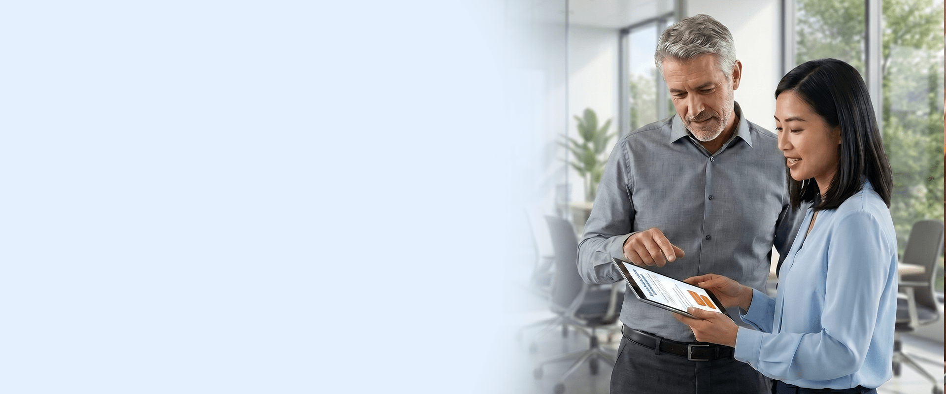 Zwei Personen besprechen auf einem Tablet die Preise und Einführung von SAP Business One in einem mittelständischen Unternehmen.