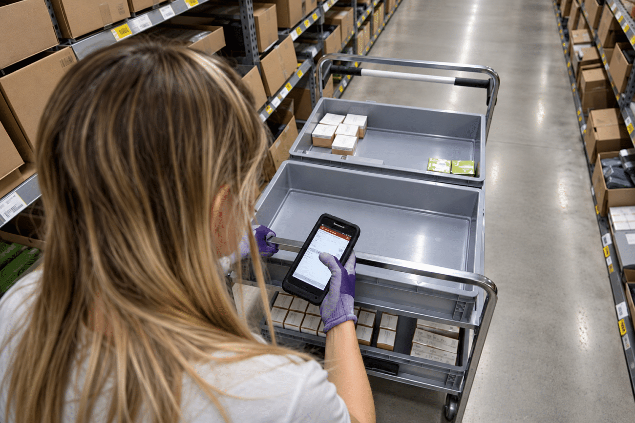 Image of an employee using SAP Business One and engaged in order picking.